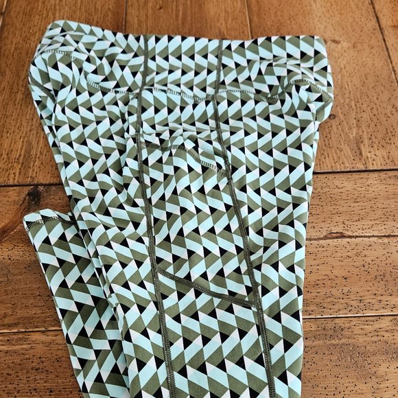 TORRID -ACTIVE CORE LEGGING WITH SIDE POCKET - Olivine Anya Geo - SZ 0/M - Picture 3 of 8